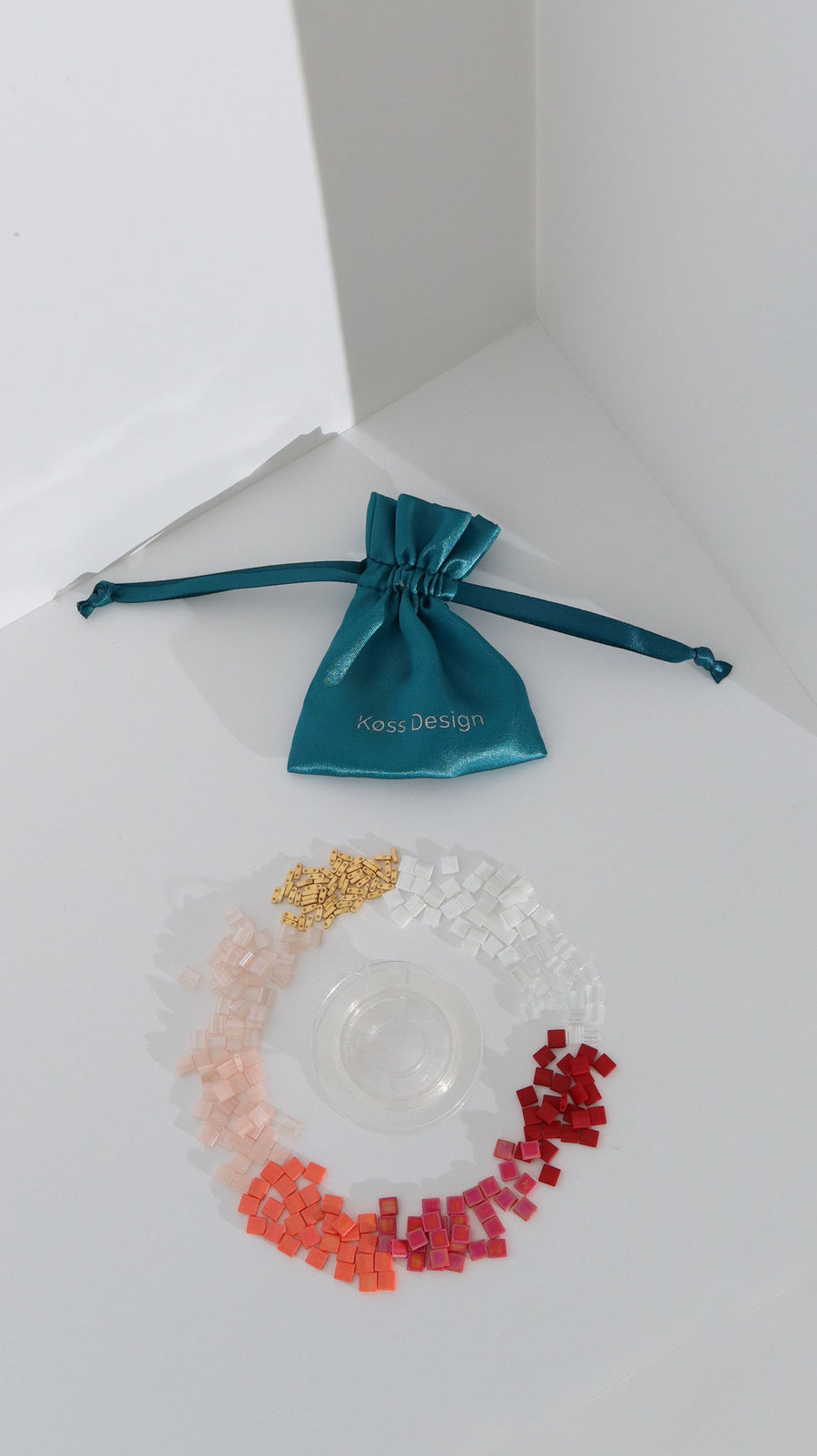 Montaje a mano de una pulsera de cuentas planas